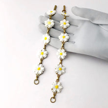 Load image into Gallery viewer, Vintage celluloid daisy chain bracelet
