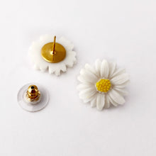 Load image into Gallery viewer, Vintage daisy earrings
